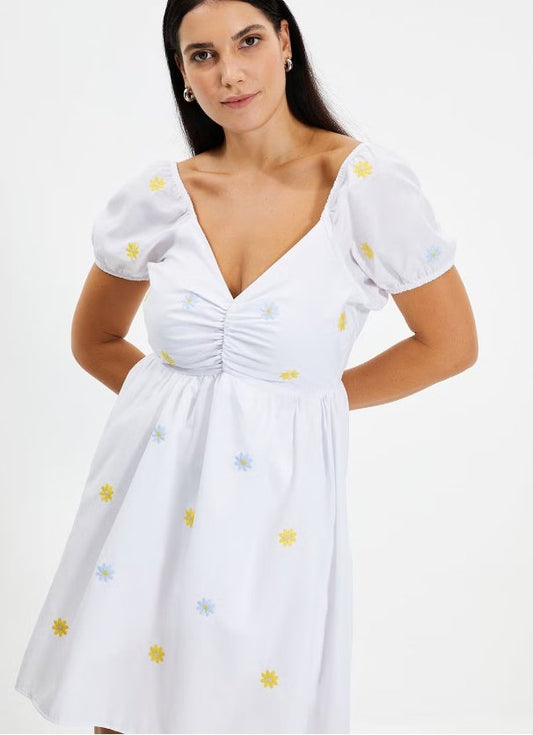 WHITE DAISY SMOCK DRESS SIZE UK 10 - NOTHING TO WEAR | NEW & PRE-LOVED FASHION | UAE
